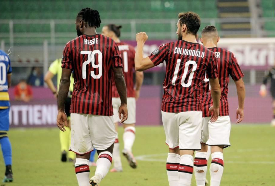  AC米兰主场灯光故障，比赛中断十分钟  