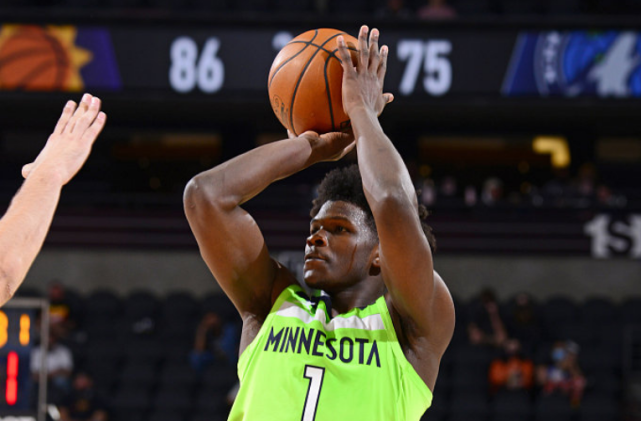  爱德华兹47分创生涯得分新高  